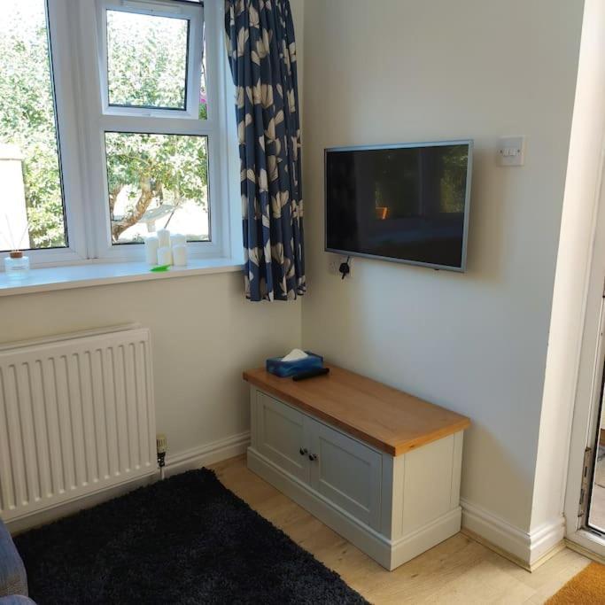 Cheerful, Cosy, One Bedroom Home With Patio And Parking นิวเบอรี ภายนอก รูปภาพ