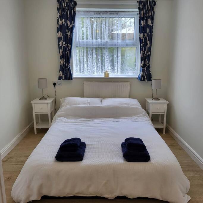 Cheerful, Cosy, One Bedroom Home With Patio And Parking นิวเบอรี ภายนอก รูปภาพ