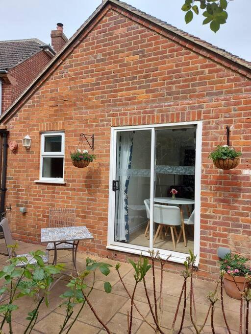 Cheerful, Cosy, One Bedroom Home With Patio And Parking นิวเบอรี ภายนอก รูปภาพ